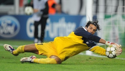 九游官网-终场“绝杀”夜：点燃球迷激情的经典瞬间，十大终场绝杀